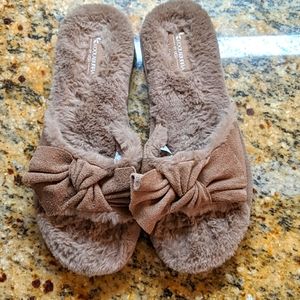 Koolaburra by UGG slides